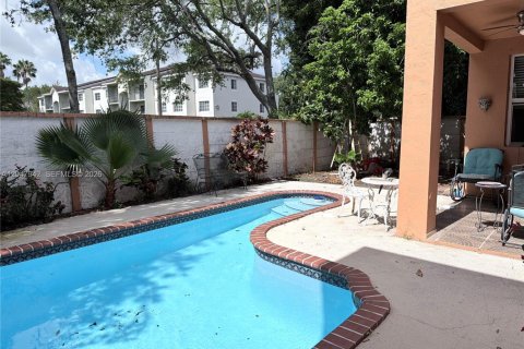 House in Doral, Florida 4 bedrooms, 210.61 sq.m. № 2182030 - photo 8
