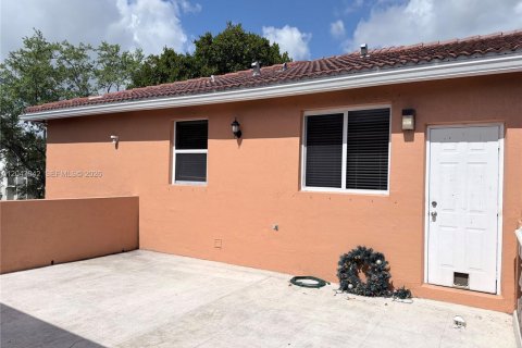 House in Doral, Florida 4 bedrooms, 210.61 sq.m. № 2182030 - photo 10