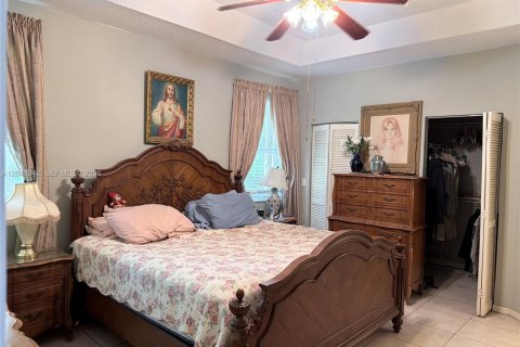 House in Doral, Florida 4 bedrooms, 210.61 sq.m. № 2182030 - photo 18