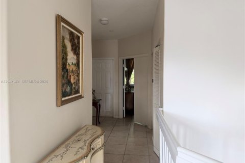 House in Doral, Florida 4 bedrooms, 210.61 sq.m. № 2182030 - photo 14