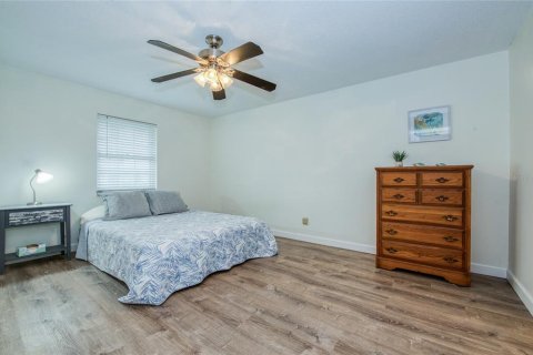 Condo in Seminole, Florida, 2 bedrooms  № 1811027 - photo 10