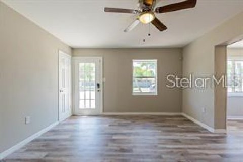 House in Sarasota, Florida 4 bedrooms, 157.75 sq.m. № 2151640 - photo 2