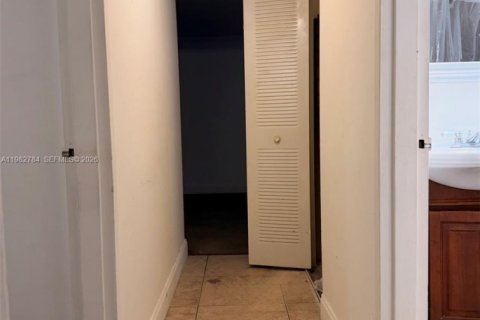 Снять в аренду кондоминиум в Норт-Майами, Флорида 2 спальни, 88.63м2, № 2048066 - фото 9