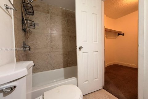 Снять в аренду кондоминиум в Норт-Майами, Флорида 2 спальни, 88.63м2, № 2048066 - фото 19