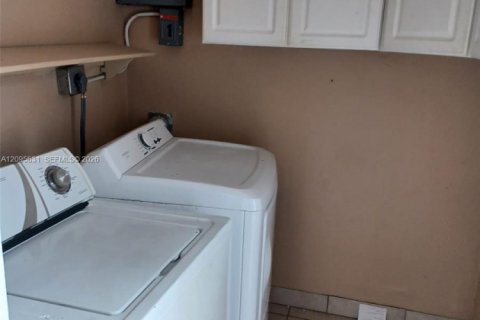 Villa ou maison à vendre à North Lauderdale, Floride: 2 chambres, 72 m2 № 2385257 - photo 6
