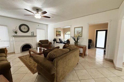 Villa ou maison à vendre à Miami, Floride: 6 chambres, 241.08 m2 № 2084806 - photo 1