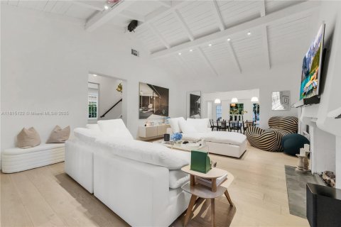 Купить виллу или дом в Майами-Бич, Флорида 4 спальни, 212.75м2, № 1766589 - фото 2