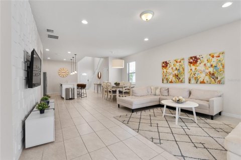 Casa en venta en Kissimmee, Florida, 6 dormitorios, 291.9 m2 № 1908217 - foto 7