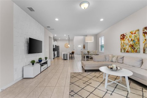 Casa en venta en Kissimmee, Florida, 6 dormitorios, 291.9 m2 № 1908217 - foto 8