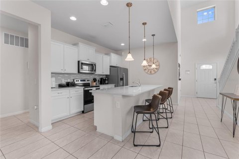 Casa en venta en Kissimmee, Florida, 6 dormitorios, 291.9 m2 № 1908217 - foto 4