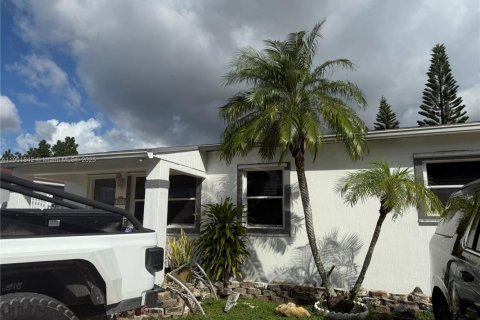 Casa en alquiler en Hialeah, Florida, 3 dormitorios, 89.19 m2 № 1953709 - foto 2