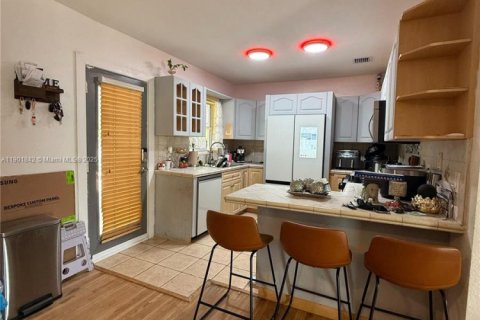 Casa en alquiler en Hialeah, Florida, 3 dormitorios, 89.19 m2 № 1953709 - foto 3