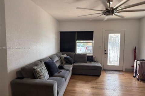 Casa en alquiler en Hialeah, Florida, 3 dormitorios, 89.19 m2 № 1953709 - foto 7