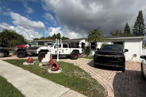 Casa en alquiler en Hialeah, Florida, 3 dormitorios, 89.19 m2 № 1953709 - foto 1