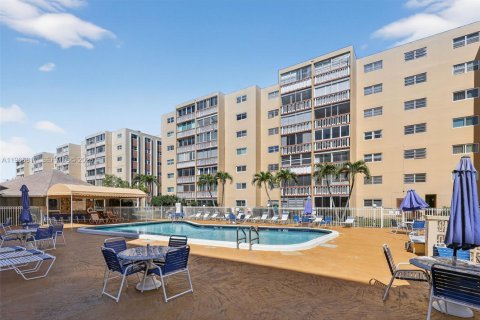 Condominio en venta en Hallandale Beach, Florida, 2 dormitorios, 101.45 m2 № 2029111 - foto 3