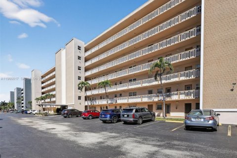 Condominio en venta en Hallandale Beach, Florida, 2 dormitorios, 101.45 m2 № 2029111 - foto 17