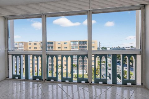 Condominio en venta en Hallandale Beach, Florida, 2 dormitorios, 101.45 m2 № 2029111 - foto 15