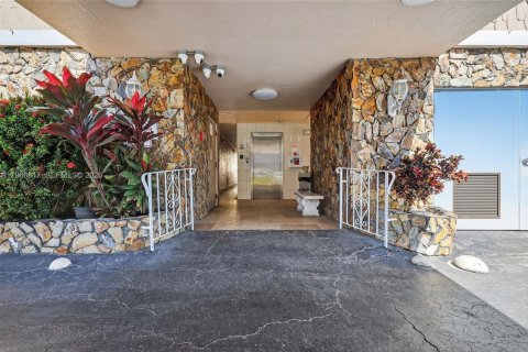 Condominio en venta en Hallandale Beach, Florida, 2 dormitorios, 101.45 m2 № 2029111 - foto 16