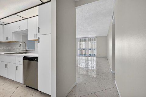 Condominio en venta en Hallandale Beach, Florida, 2 dormitorios, 101.45 m2 № 2029111 - foto 13