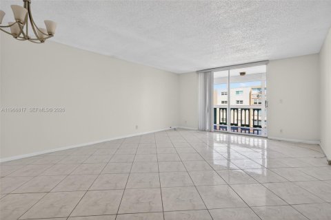 Condominio en venta en Hallandale Beach, Florida, 2 dormitorios, 101.45 m2 № 2029111 - foto 6