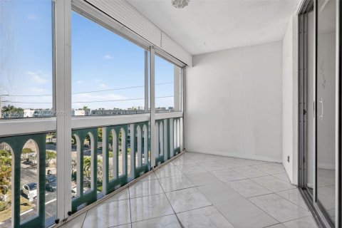 Condominio en Hallandale Beach, Florida, 2 dormitorios № 2029111