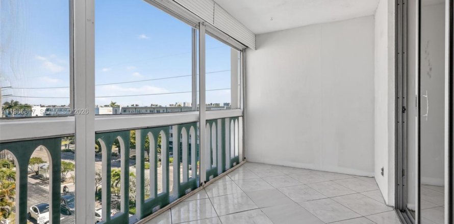Condominio en Hallandale Beach, Florida, 2 dormitorios  № 2029111
