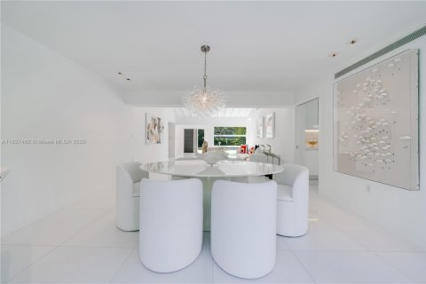 House in Key Biscayne, Florida 4 bedrooms, 249.81 sq.m. № 1826083 - photo 13