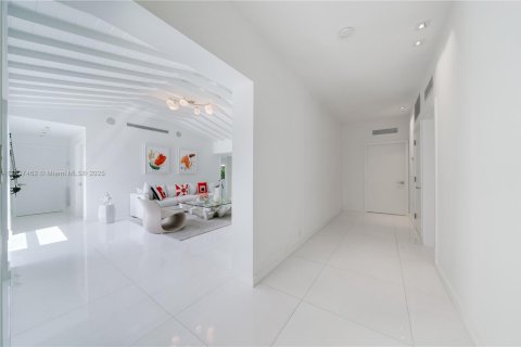 House in Key Biscayne, Florida 4 bedrooms, 249.81 sq.m. № 1826083 - photo 14