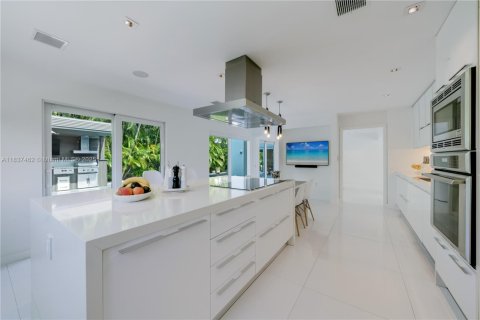 House in Key Biscayne, Florida 4 bedrooms, 249.81 sq.m. № 1826083 - photo 16
