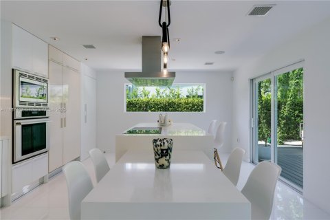 House in Key Biscayne, Florida 4 bedrooms, 249.81 sq.m. № 1826083 - photo 18