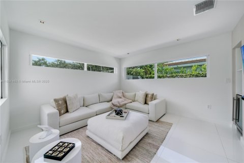 House in Key Biscayne, Florida 4 bedrooms, 249.81 sq.m. № 1826083 - photo 7