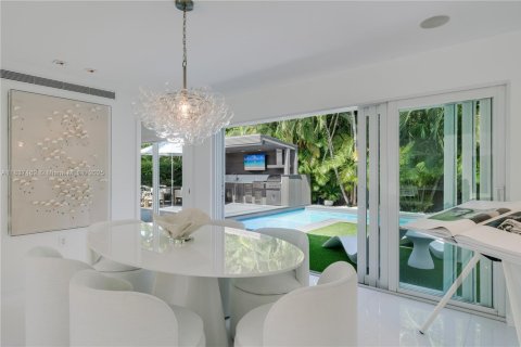 House in Key Biscayne, Florida 4 bedrooms, 249.81 sq.m. № 1826083 - photo 21