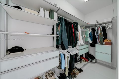 House in Key Biscayne, Florida 4 bedrooms, 249.81 sq.m. № 1826083 - photo 27