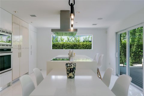 House in Key Biscayne, Florida 4 bedrooms, 249.81 sq.m. № 1826083 - photo 19