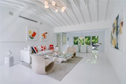 House in Key Biscayne, Florida 4 bedrooms, 249.81 sq.m. № 1826083 - photo 6