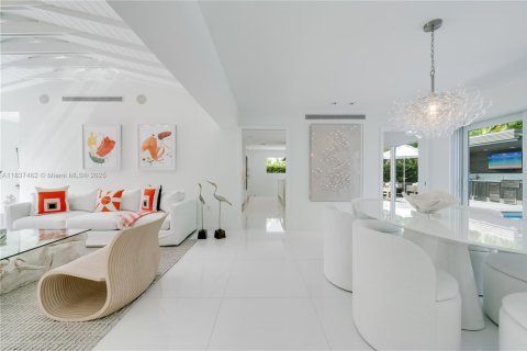 House in Key Biscayne, Florida 4 bedrooms, 249.81 sq.m. № 1826083 - photo 12