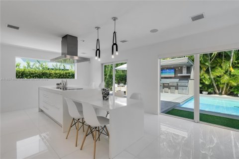 House in Key Biscayne, Florida 4 bedrooms, 249.81 sq.m. № 1826083 - photo 22