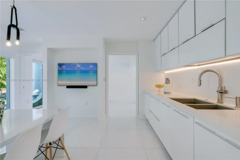 House in Key Biscayne, Florida 4 bedrooms, 249.81 sq.m. № 1826083 - photo 17