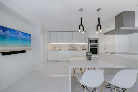 House in Key Biscayne, Florida 4 bedrooms, 249.81 sq.m. № 1826083 - photo 23