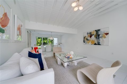 House in Key Biscayne, Florida 4 bedrooms, 249.81 sq.m. № 1826083 - photo 9