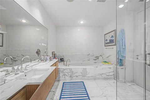 Condo in Miami, Florida, 5 bedrooms № 2076231 - photo 22
