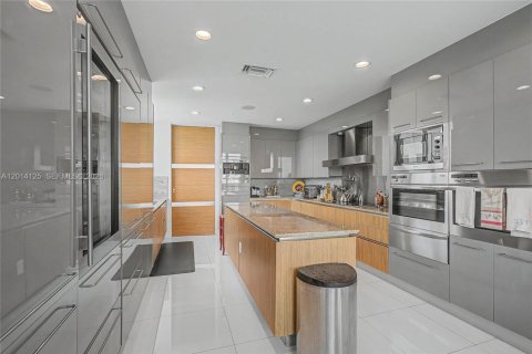Condo in Miami, Florida, 5 bedrooms № 2076231 - photo 11
