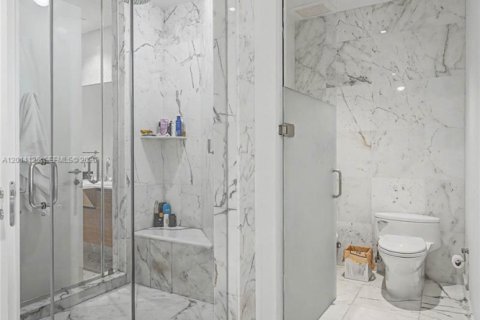 Condo in Miami, Florida, 5 bedrooms № 2076231 - photo 23
