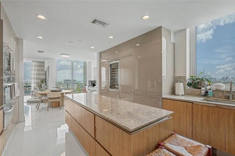 Condo in Miami, Florida, 5 bedrooms № 2076231 - photo 12