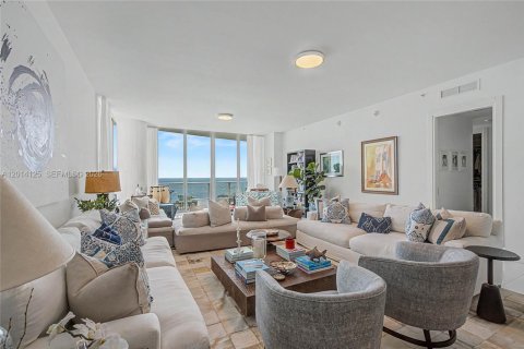 Condo in Miami, Florida, 5 bedrooms № 2076231 - photo 4