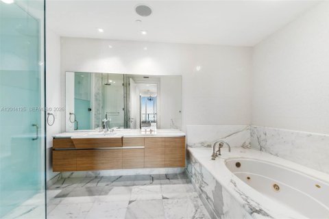 Condo in Miami, Florida, 5 bedrooms № 2076231 - photo 21