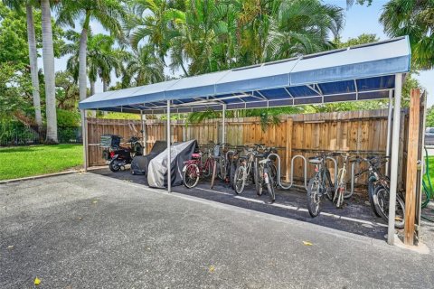 Condo in Sarasota, Florida, 2 bedrooms № 2203431 - photo 27