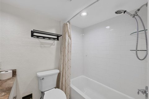 Condo in Sarasota, Florida, 2 bedrooms № 2203431 - photo 16