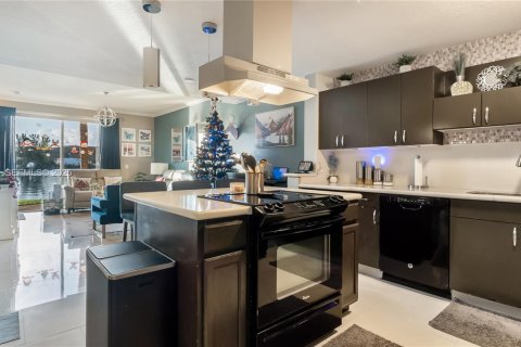 Townhouse in Deerfield Beach, Florida 2 bedrooms, 115.57 sq.m. № 1993155 - photo 8