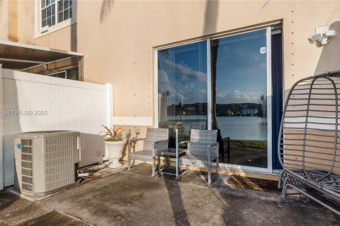 Townhouse in Deerfield Beach, Florida 2 bedrooms, 115.57 sq.m. № 1993155 - photo 22